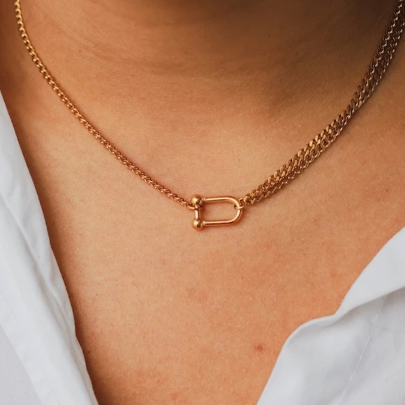 U Shape Pendant Necklace - Picture 3 of 3